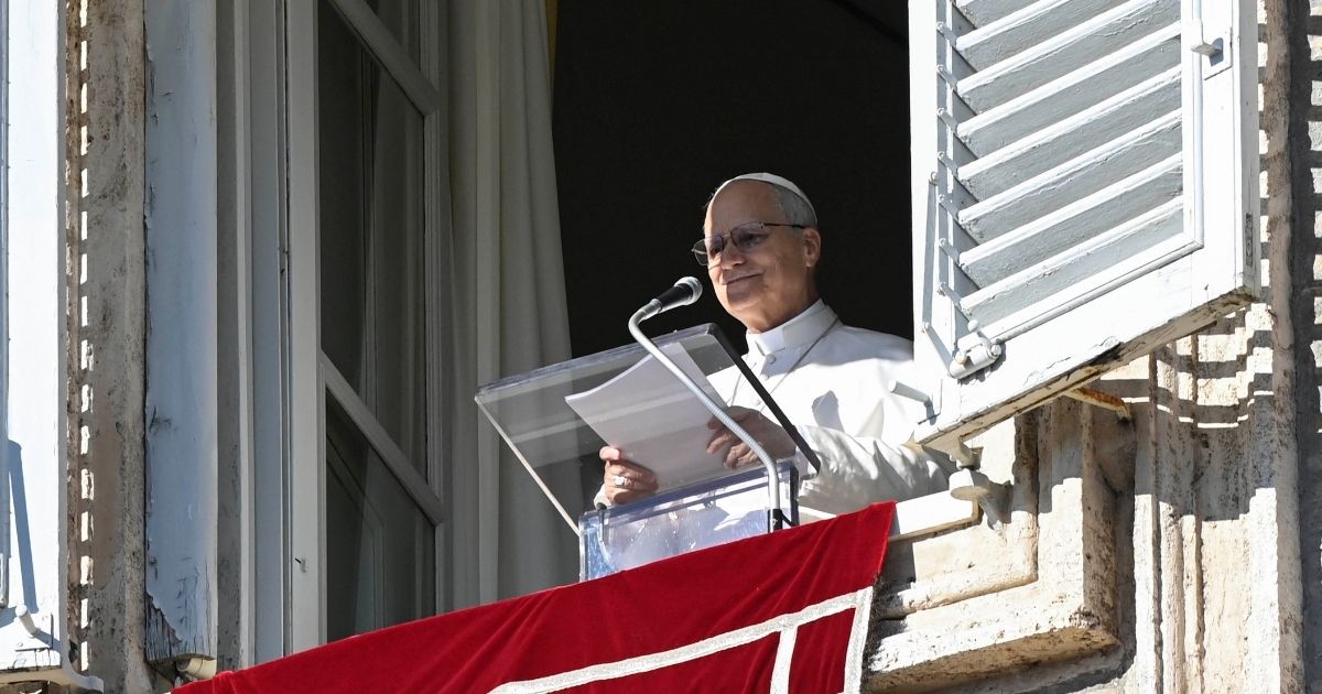 البابا لاوُن الرابع عشر في صلاة التبشير الملائكي: الله لن يطرحنا أبدًا!