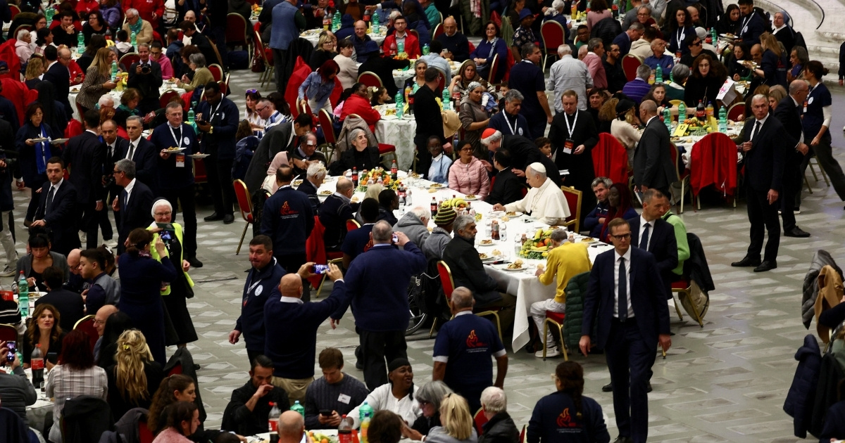 البابا يتقاسم غداء اليوم العالمي للفقراء مع 1300 محتاج