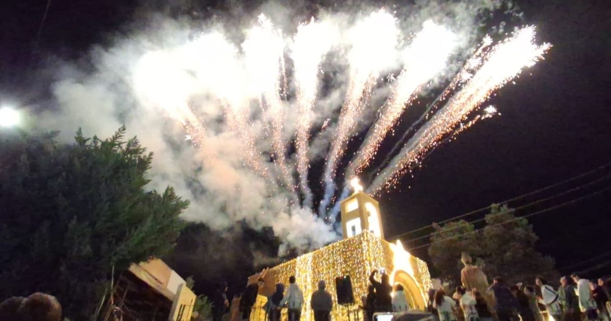 أردة تُضيء كنائسها الثلاث ابتهاجًا بشهر الميلاد وزيارة البابا