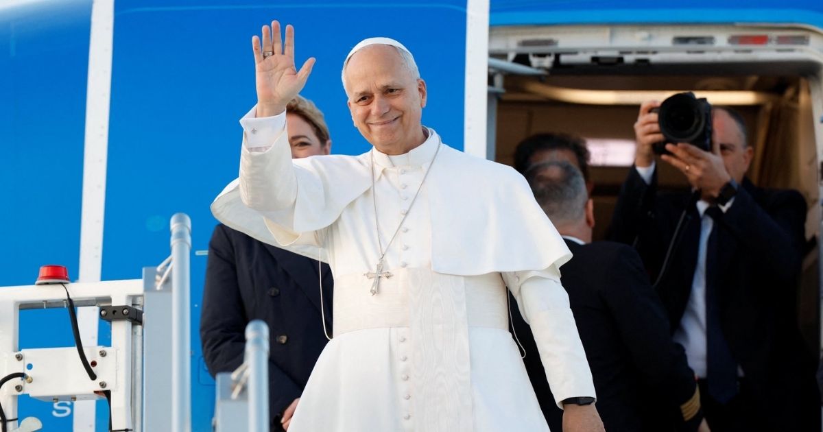 البابا يغادر العاصمة الإيطالية روما متوجهًا إلى تركيا