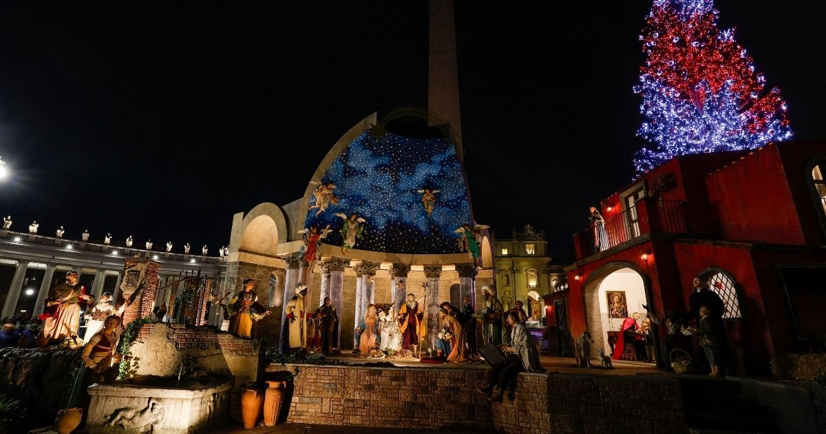 إضاءة شجرة ومغارة الميلاد في ساحة القديس بطرس