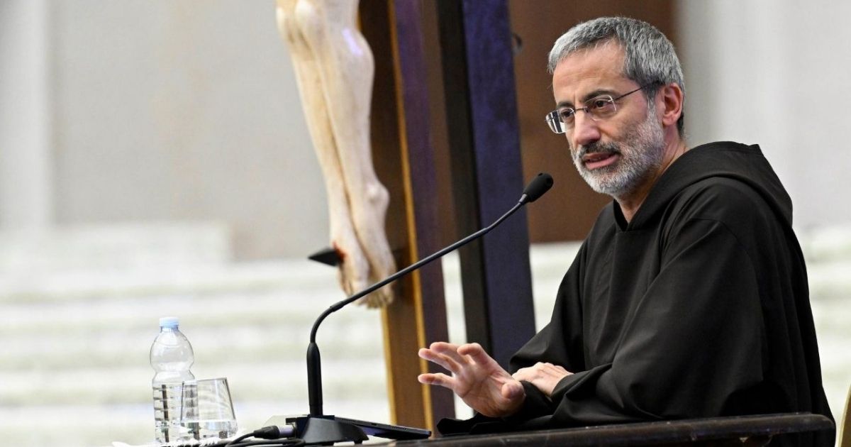 واعظ القصر الرسولي: السلام يولد من شجاعة التواضع والتخلّي عن العنف