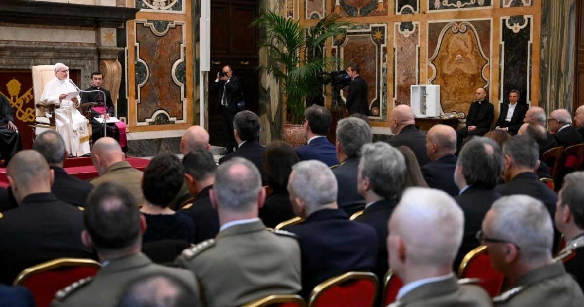 البابا لاوُن الرابع عشر يشيد بدور المرشدية العسكرية الإيطالية في خدمة السلام