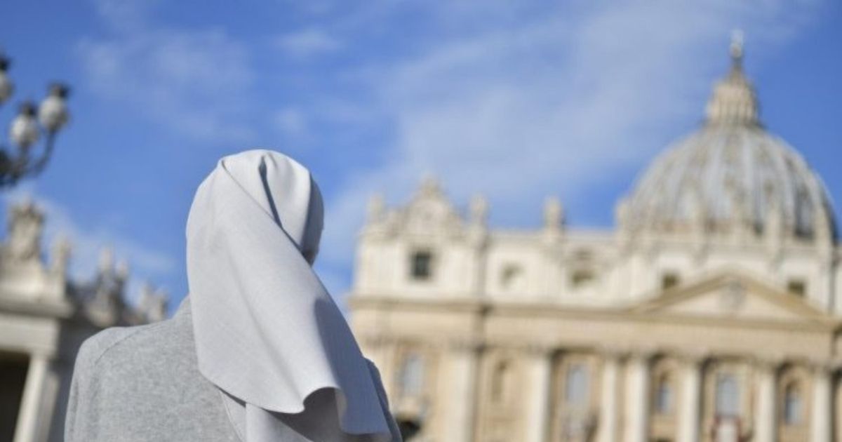 السينودس ينشر تقريراً حول مشاركة المرأة في حياة الكنيسة وقيادتها