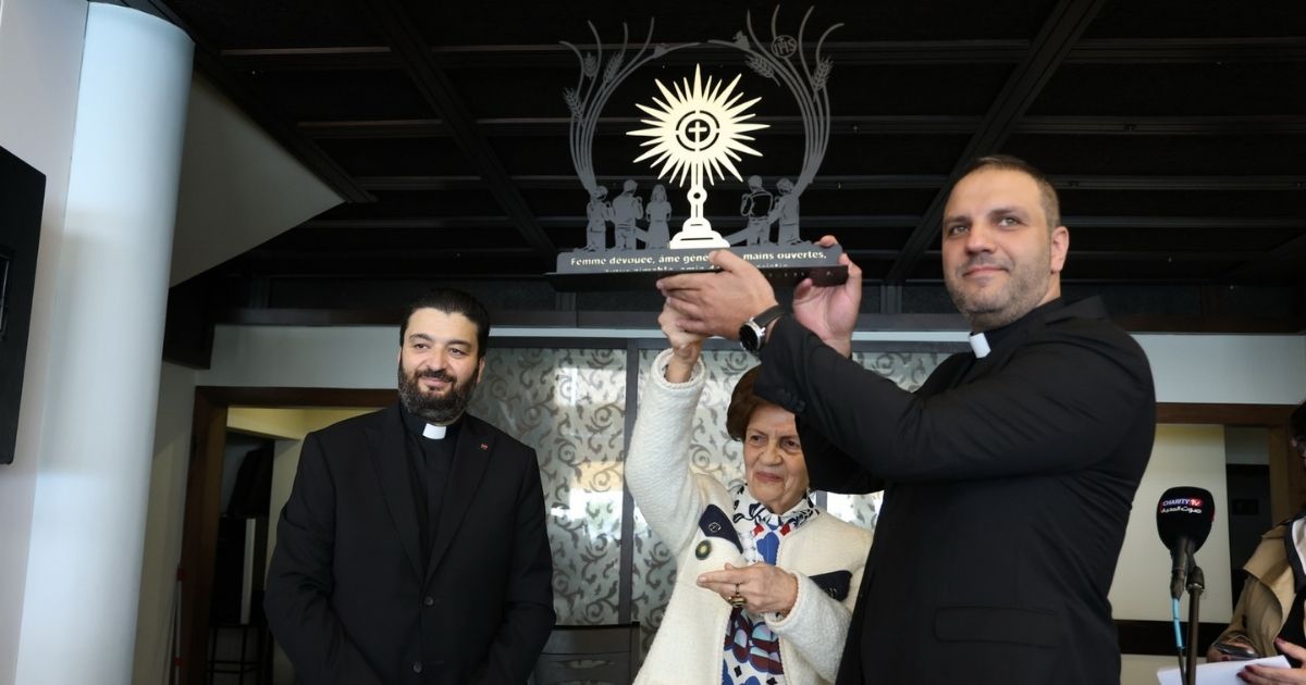 تكريم منى نعمة في احتفال لصوت المحبة وCharity TV بعيدَي البشارة والأم