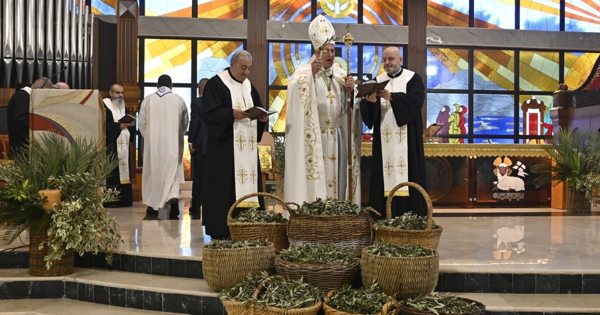 الأباتي رزق: دعوة إلى الإيمان البسيط والسير مع المسيح نحو القيامة