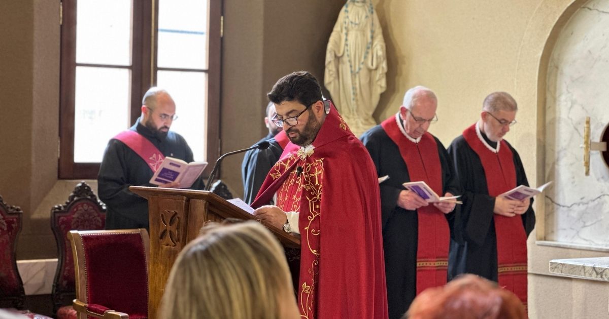 قدس الأب سليمان في رتبة سجدة الصليب: ظلمة الجلجلة بداية رجاء القيامة