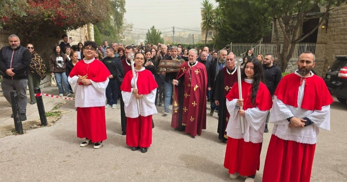 المطران عون ترأس رتبة سجدة المصلوب في كنيسة السيدة في عمشيت