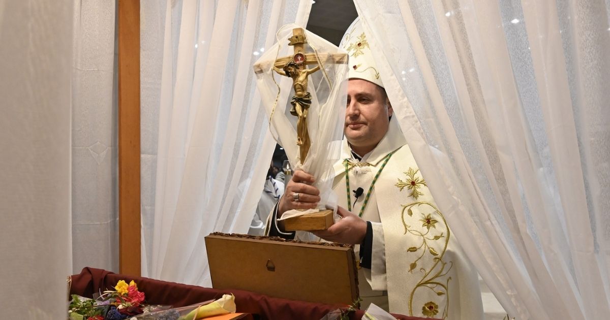 الأباتي رزق في قداس الفصح: القيامة تُجدّد الرجاء وتنتصر على الخوف والموت