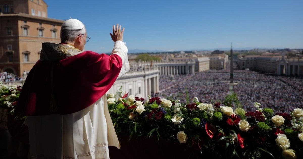 قداسة البابا يمنح بركته الفصحية لمدينة روما والعالم