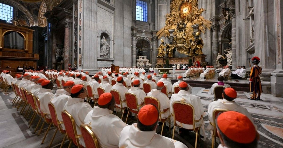 الحبر الأعظم يدعو الكرادلة إلى مراجعة رسالة الكنيسة وتجديد إعلان محبة الله