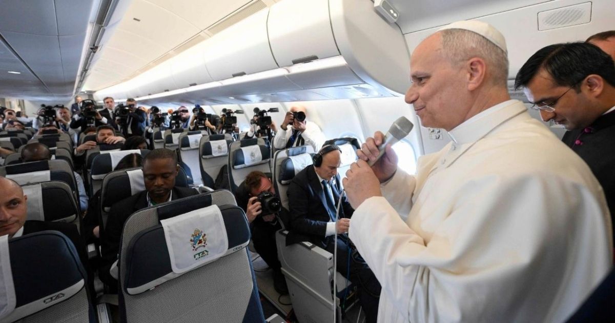 البابا لاوُن الرابع عشر يتحدث إلى الصحفيين خلال توجهه إلى أنغولا