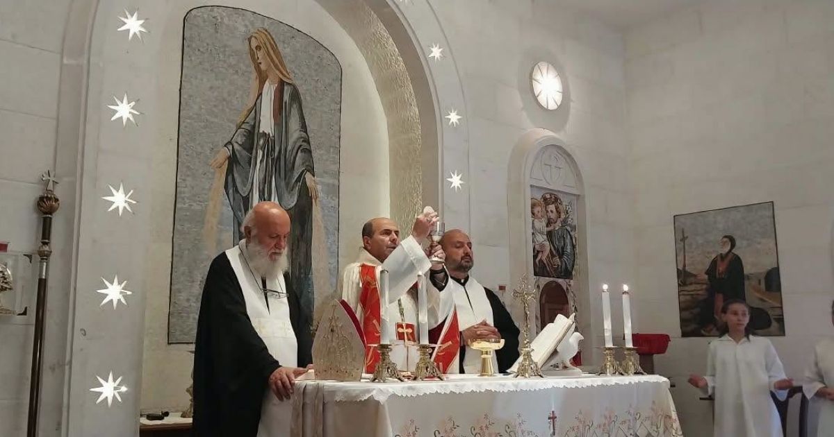 المطران معوّض من باب مارع: تمسّكوا بالإيمان والأرض والجذور
