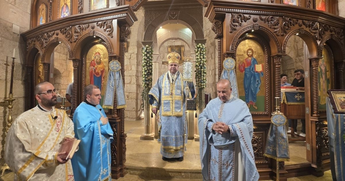 المطران ابراهيم في عيد الانتقال: لنكرّم أم الله بعيش فضائلها
